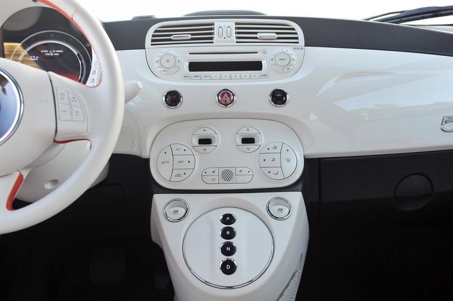  Fiat 500e 2013 года  (фото 18 из 141)